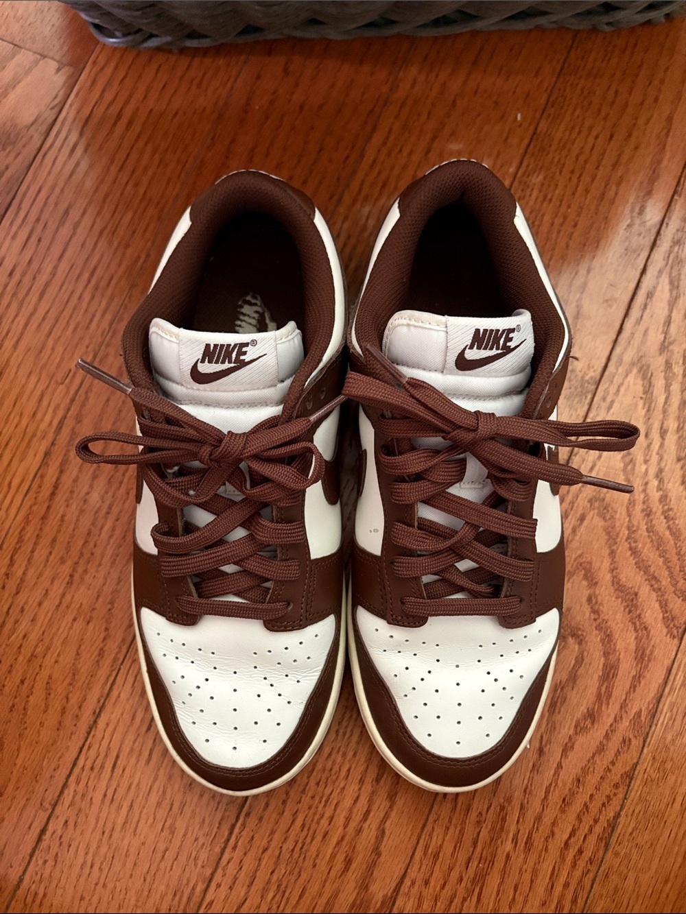 Nike Low-Top Sneakers - White & Brown